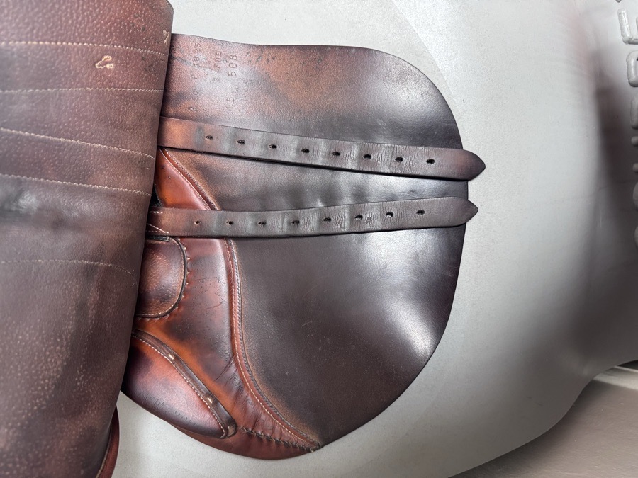 18” Butet Premium Saddle - P Flat Seat - 2.5 Flaps - WOOL FLOCKED
