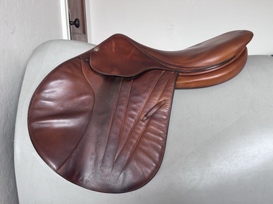 18” Butet Premium Saddle - P Flat Seat - 2.5 Flaps - WOOL FLOCKED