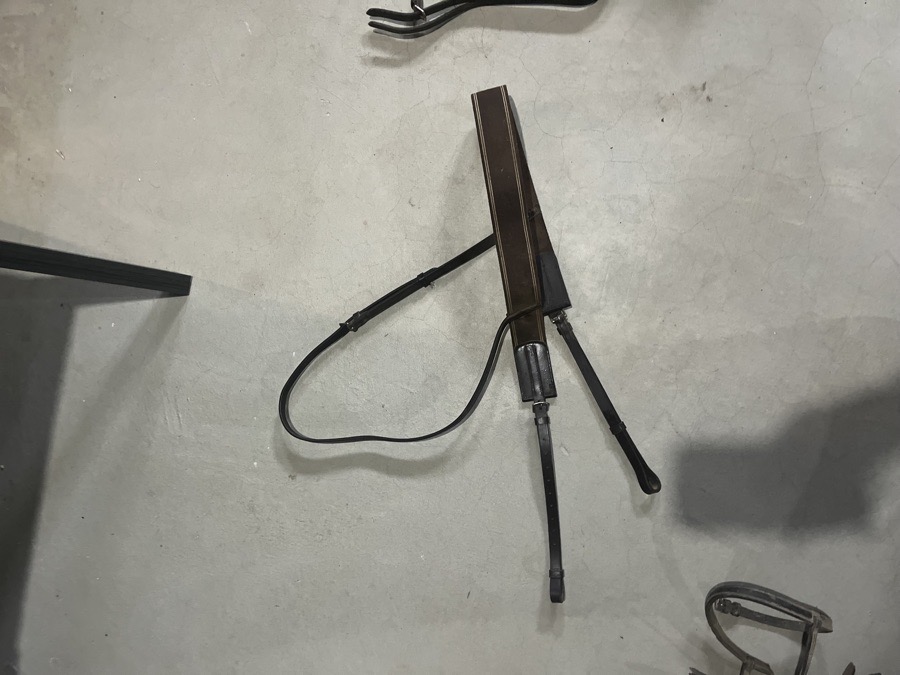 Elastic breast collar