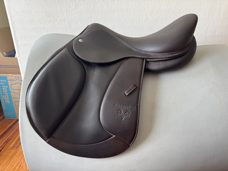 MINT! 16.5” Voltaire Essential Jump Saddle - Adjustable Gullet - 2023 - RARE!