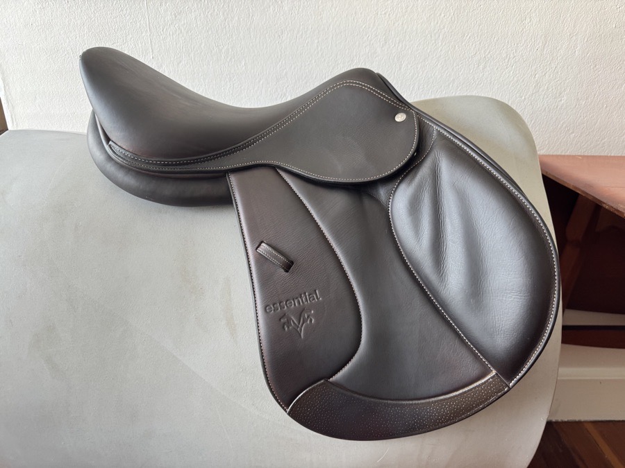 MINT! 16.5” Voltaire Essential Jump Saddle - Adjustable Gullet - 2023 - RARE!