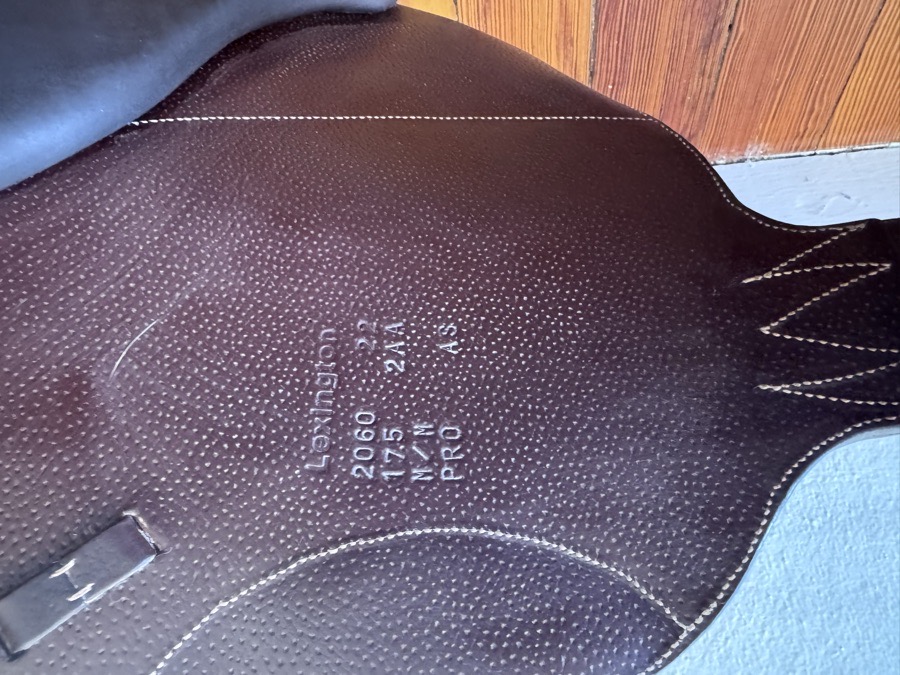 17.5” 2022 Voltaire Lexington PRO Monoflap Saddle - 2AA - Grained Buffalo