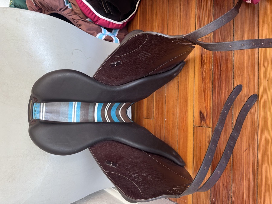 17.5” 2022 Voltaire Lexington PRO Monoflap Saddle - 2AA - Grained Buffalo