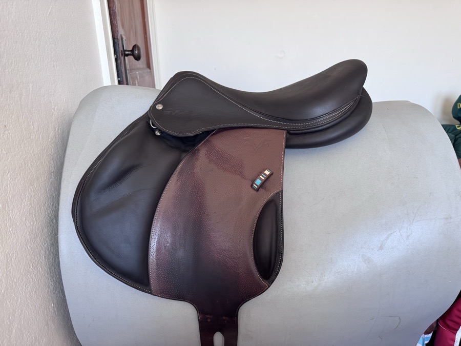 17.5” 2022 Voltaire Lexington PRO Monoflap Saddle - 2AA - Grained Buffalo