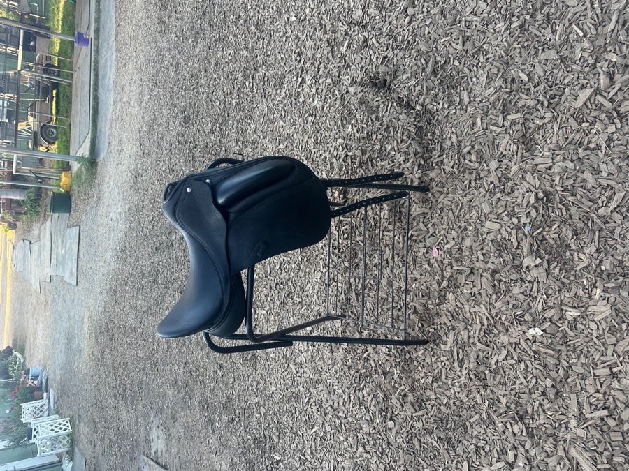 2021 Custom Advantage R Dressage Saddle 18.5/15/R2 in Buffalo