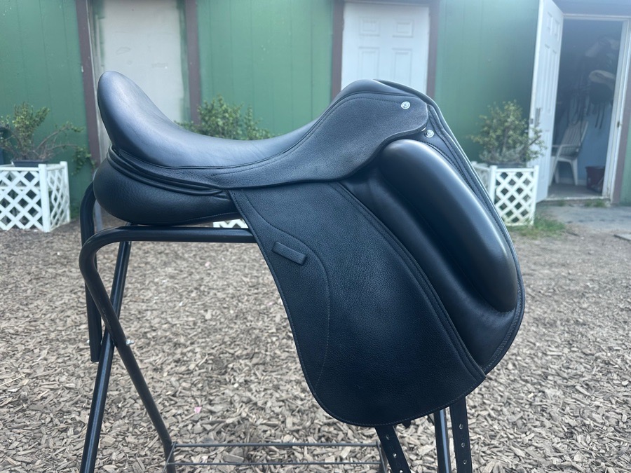 2021 Custom Advantage R Dressage Saddle 18.5/15/R2 in Buffalo