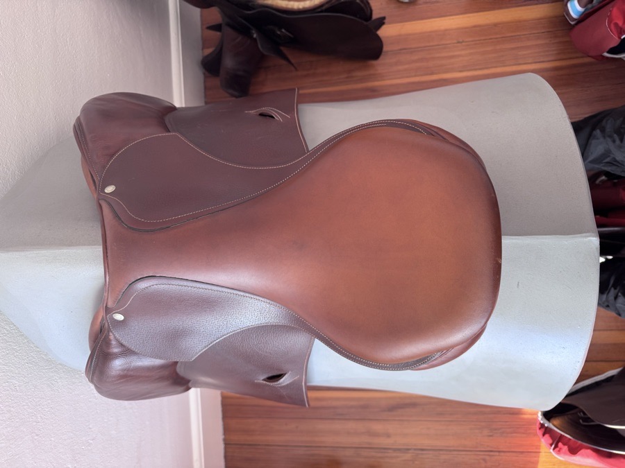 17.5” Devoucoux Oldara Saddle - 4A - Integrated Panels - IMMACULATE
