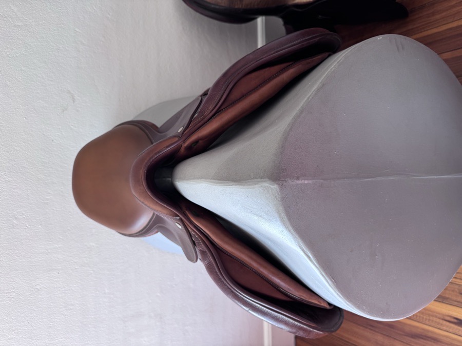 17.5” Devoucoux Oldara Saddle - 4A - Integrated Panels - IMMACULATE