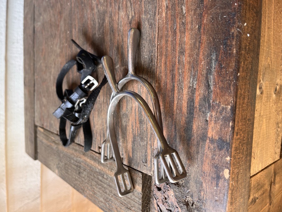 Long rounded spurs with leathers