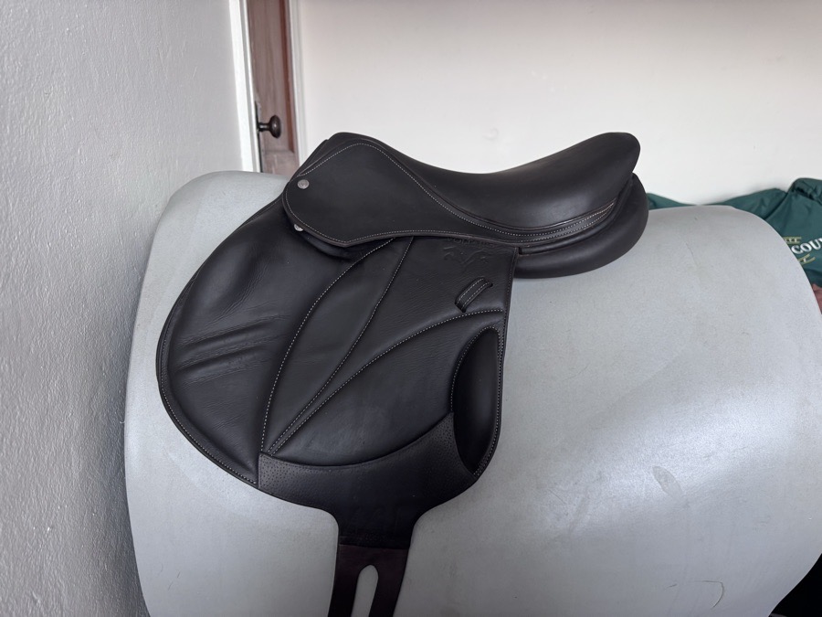 16.5” 2023 Voltaire Lexington PRO Monoflap Saddle - 1A - Full Buffalo