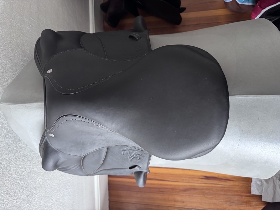 16.5” 2023 Voltaire Lexington PRO Monoflap Saddle - 1A - Full Buffalo