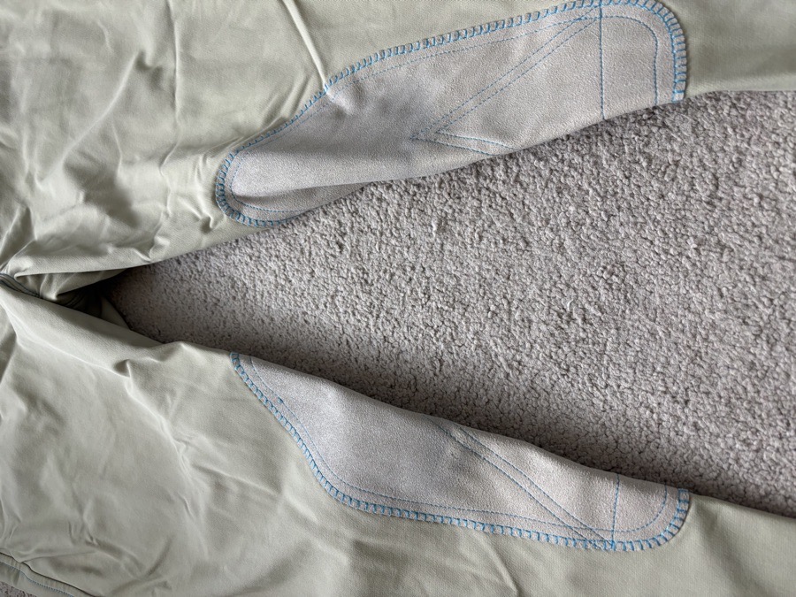 30L Piper evolution, tan with electric blue, knee patch. Excellent condition 