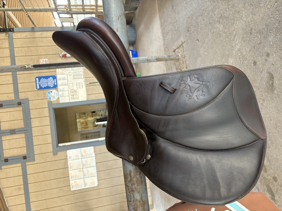 Voltaire Saddle 18”