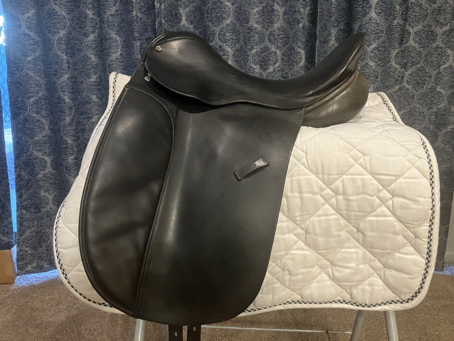County WB 2000 dressage saddle black 17” seat M tree