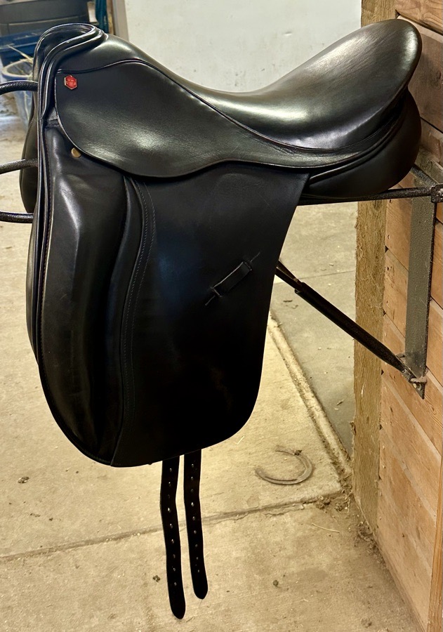Albion Legend 5000 Dressage Saddle TB-M tree 18.5” seat