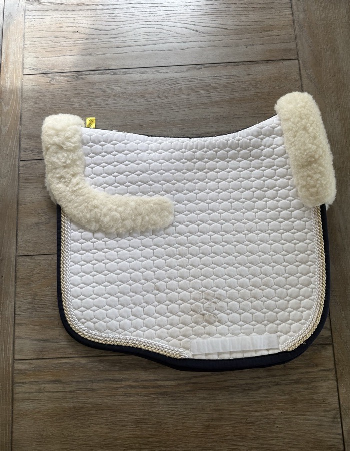 Mattes Saddlepad with Genuine Sheepskin