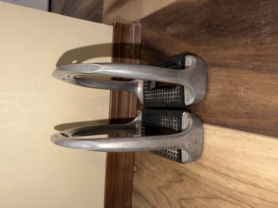 Equi wing wide tread stirrups