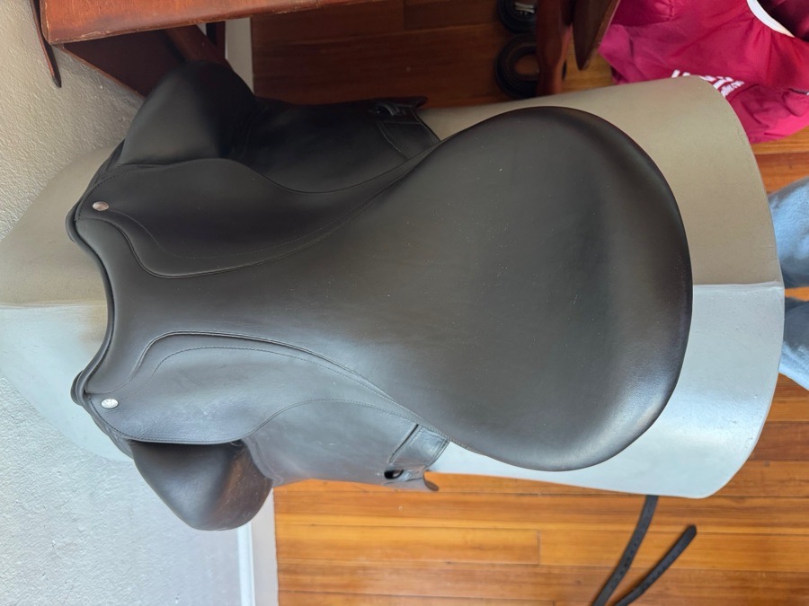 18” CWD SE05 Dressage Saddle - Full Buffalo - WIDE Tree -MINT!
