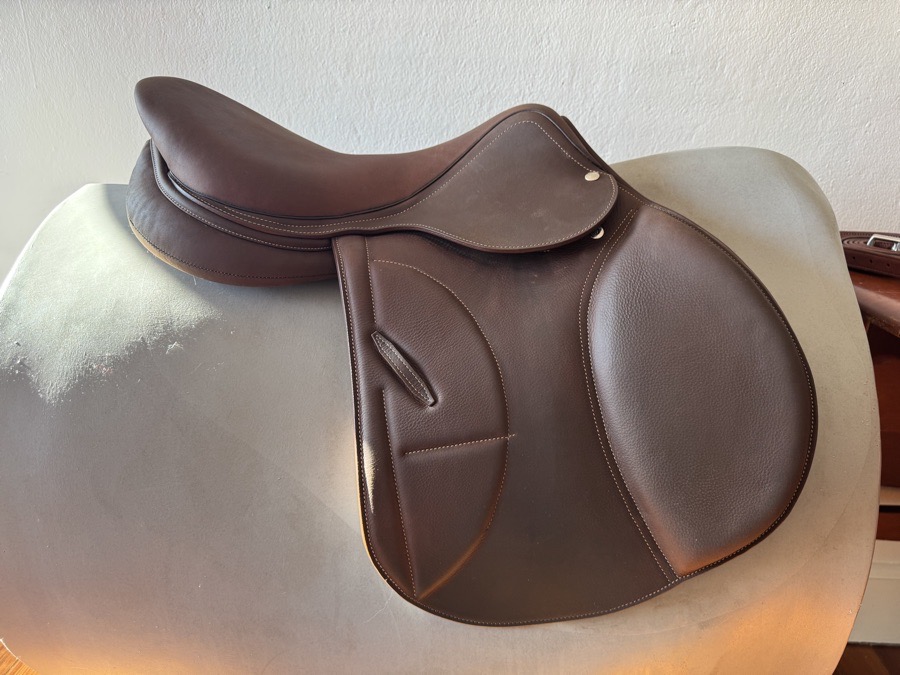 17” 2023 Arion J2 Saddle - Q2 - Full Buffalo - Shoulder Freedom Panels - NEW