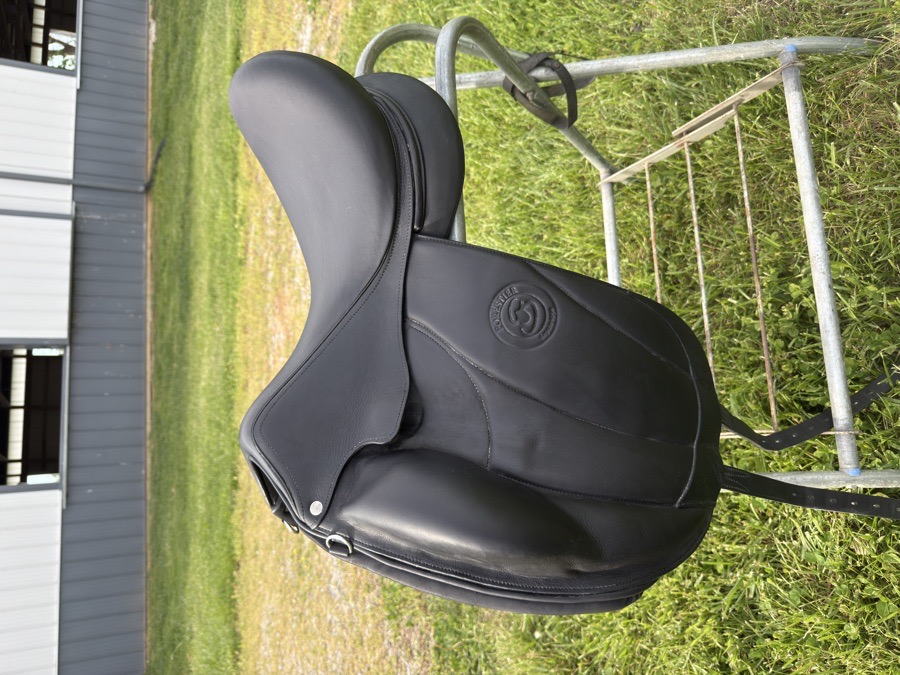 Forestier “Aachen” Dressage Saddle – 18” Medium Tree 