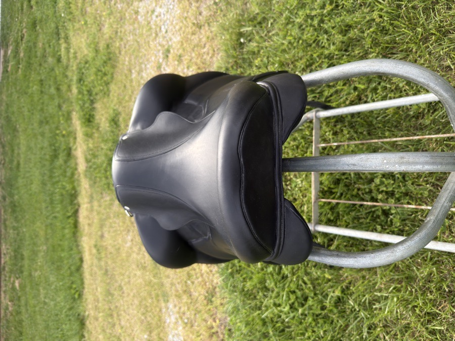 Forestier “Aachen” Dressage Saddle – 18” Medium Tree 