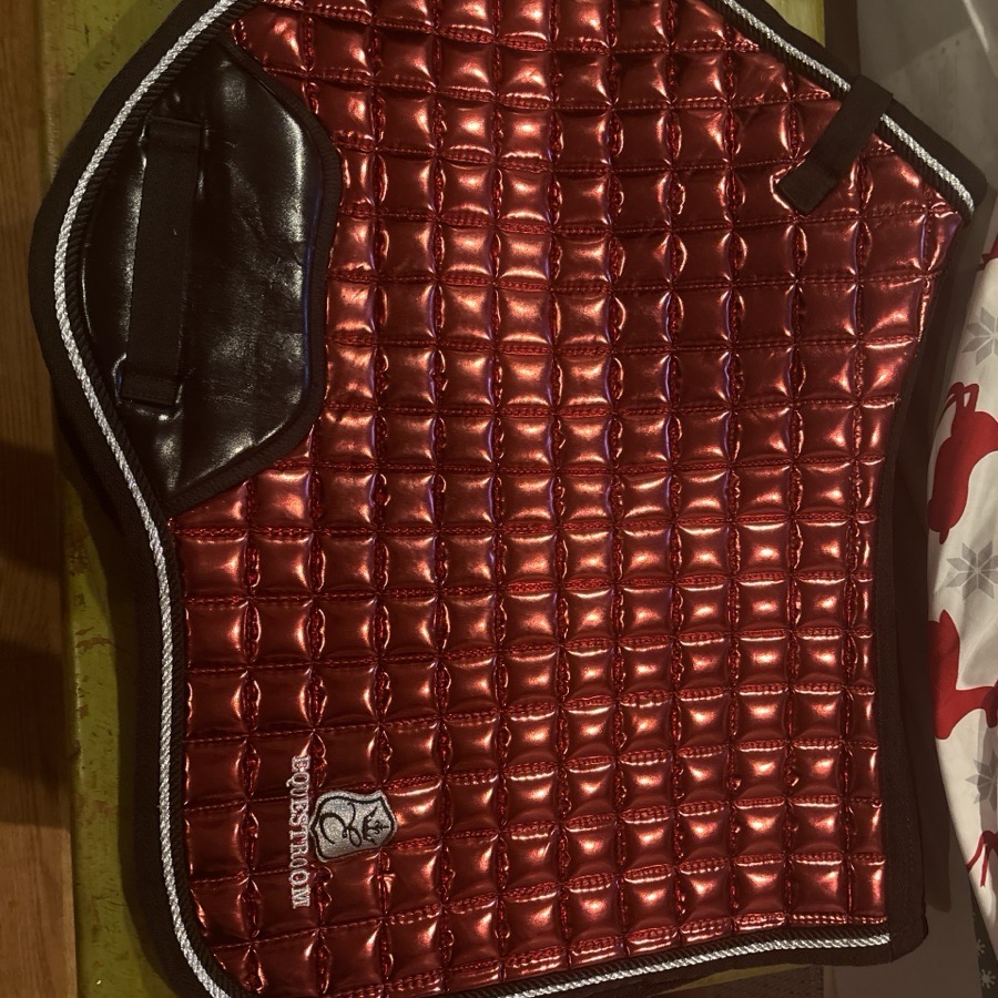Qeuestroom red saddle pad