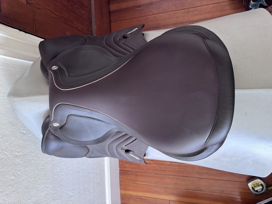 18” 2023 CWD SE32 Mademoiselle 2Gs Saddle - Full Buffalo - MINT!