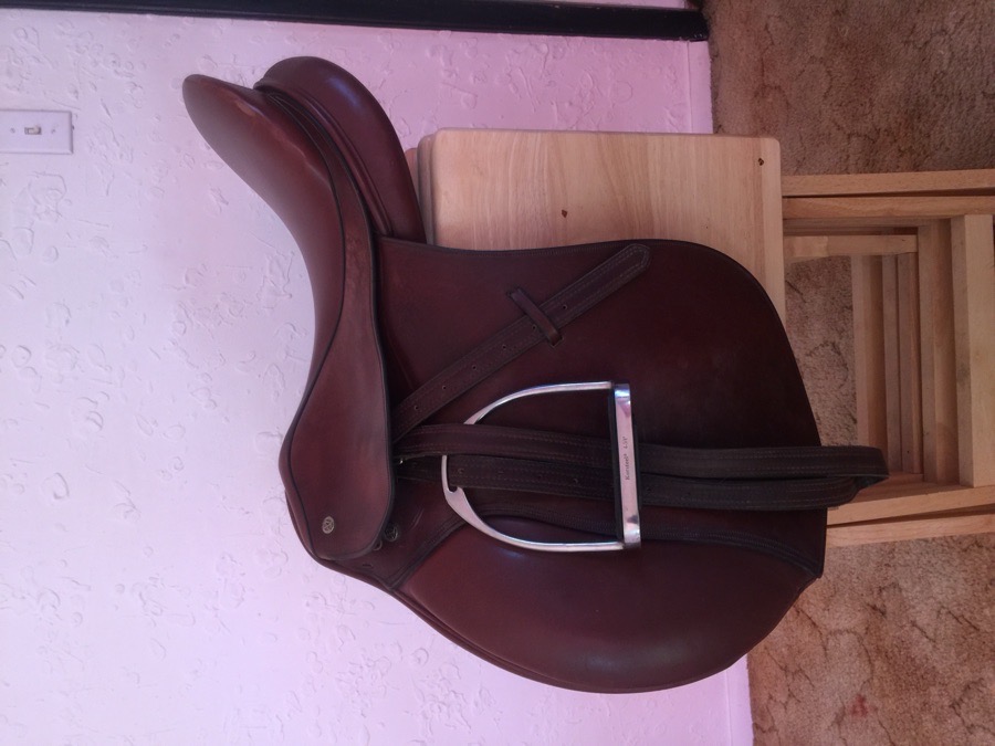 Crosby XL Close Contact 17” Saddle w/ Leathers