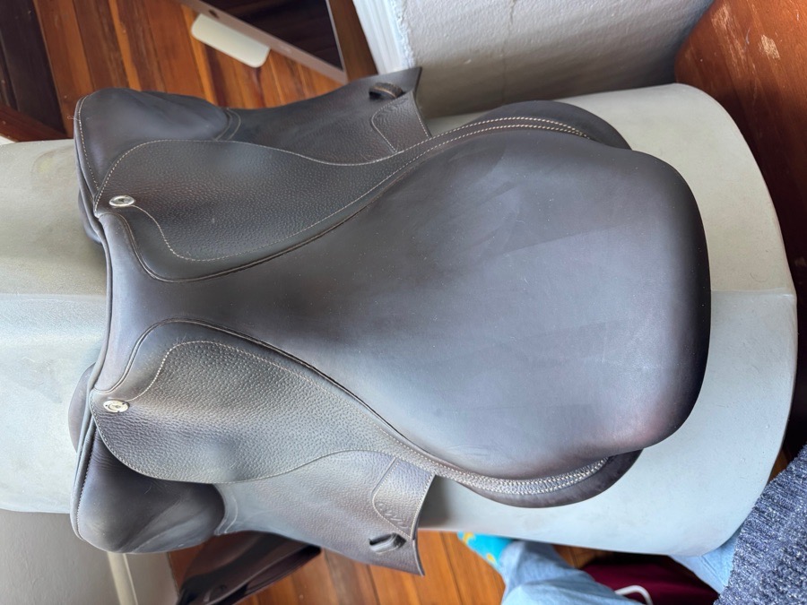16.5” 2019 CWD SE03 Saddle - 1L - Grain / Buffalo