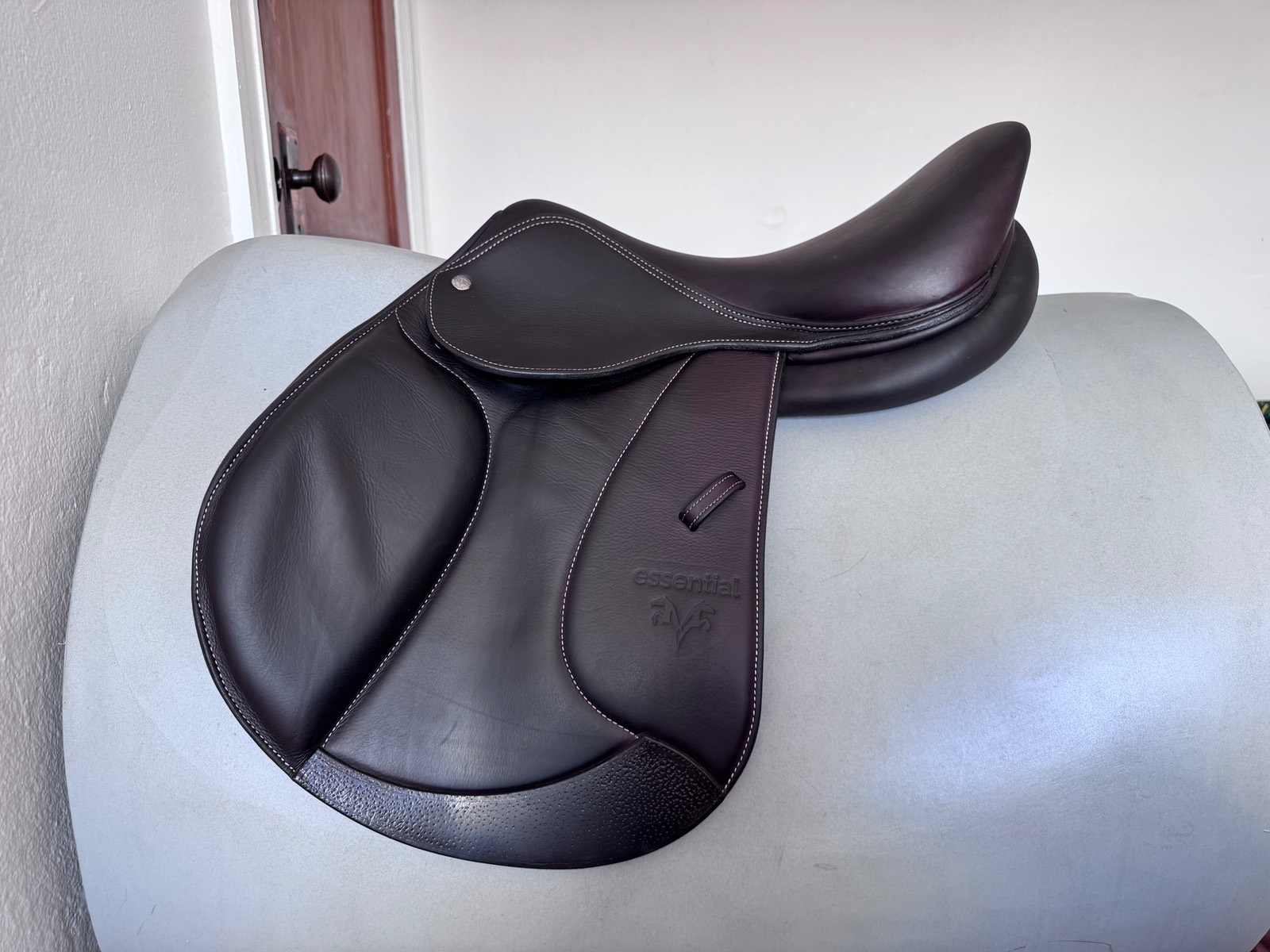 16.5” 2023 Voltaire Essential Saddle - ADJUSTABLE GULLET - LIKE NEW!