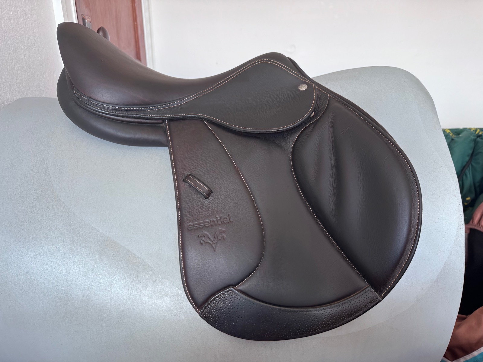 16.5” 2023 Voltaire Essential Saddle - ADJUSTABLE GULLET - LIKE NEW!