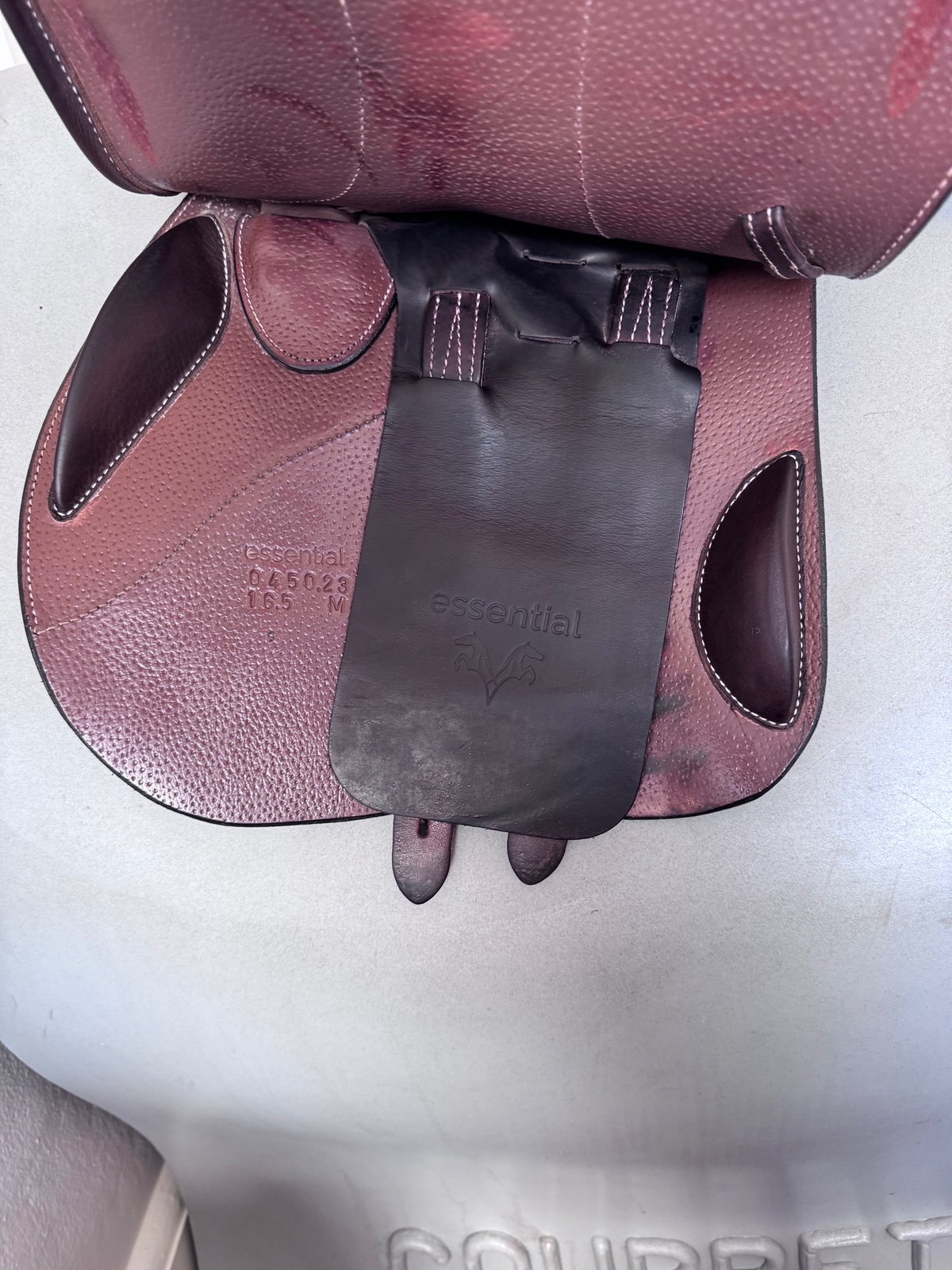 16.5” 2023 Voltaire Essential Saddle - ADJUSTABLE GULLET - LIKE NEW!