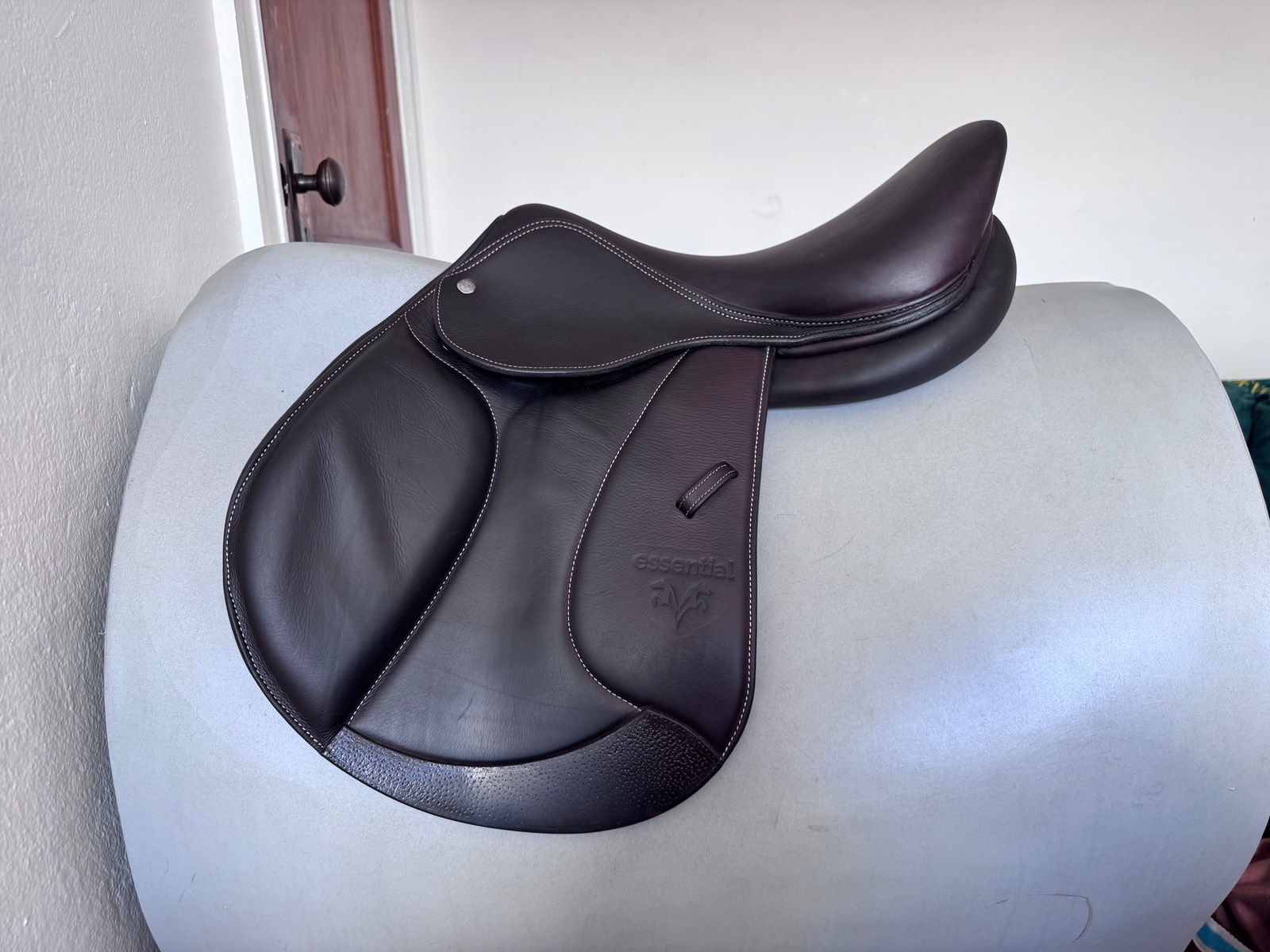 16.5” 2023 Voltaire Essential Saddle - ADJUSTABLE GULLET - LIKE NEW!
