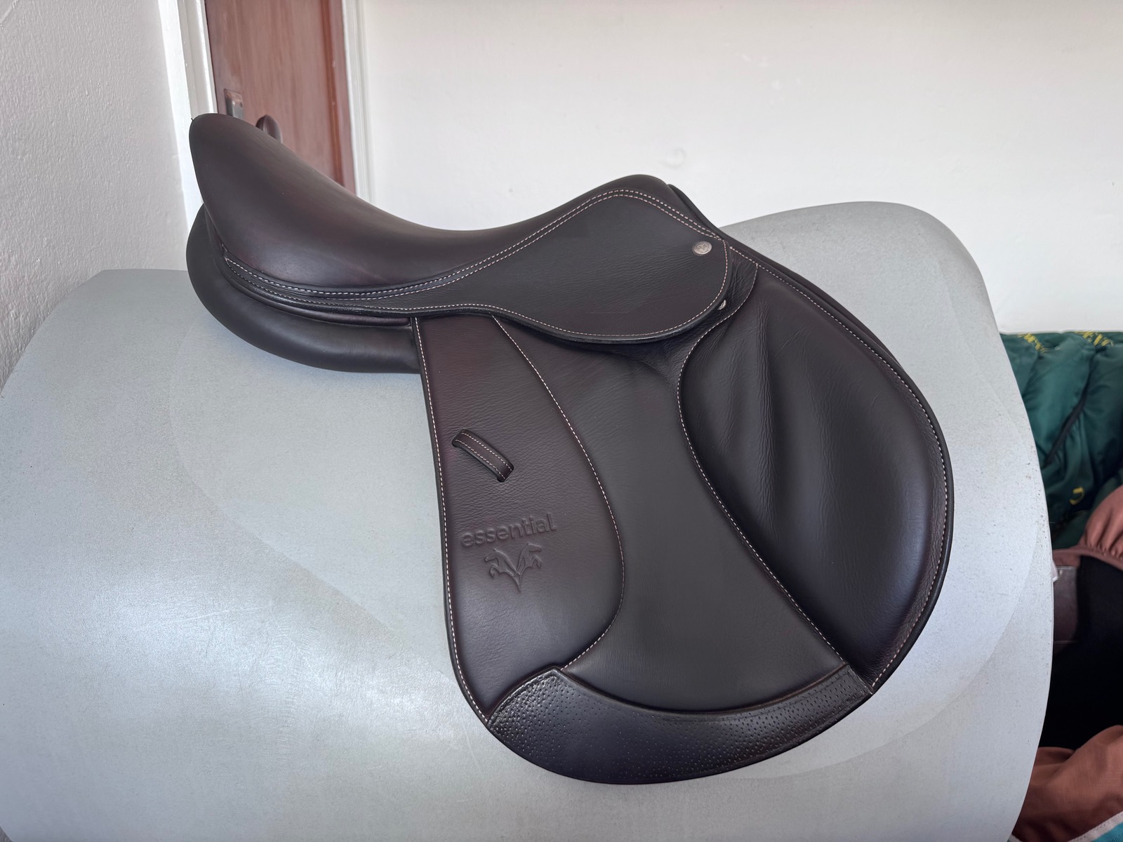 16.5” 2023 Voltaire Essential Saddle - ADJUSTABLE GULLET - LIKE NEW!