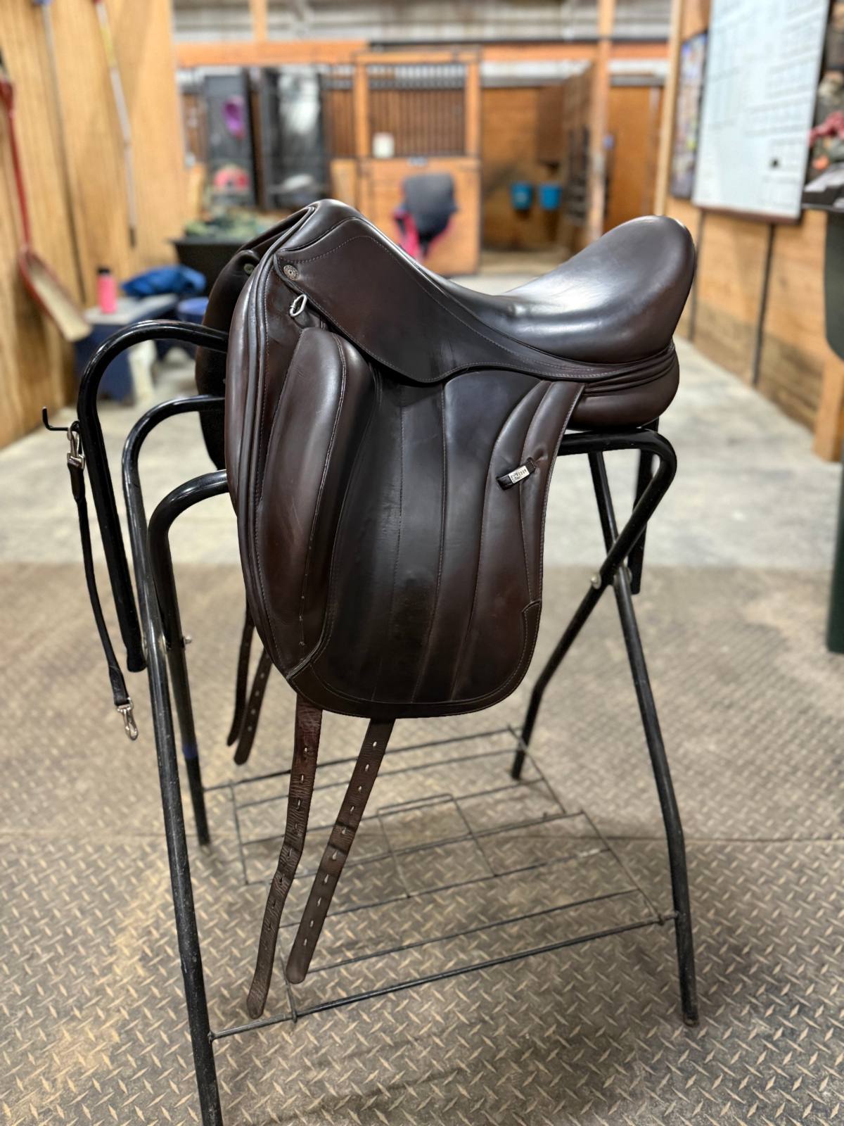 17′′ Equipe Viktoria Monoflap Dressage Saddle (2016) *Gorgeous Brown Leather