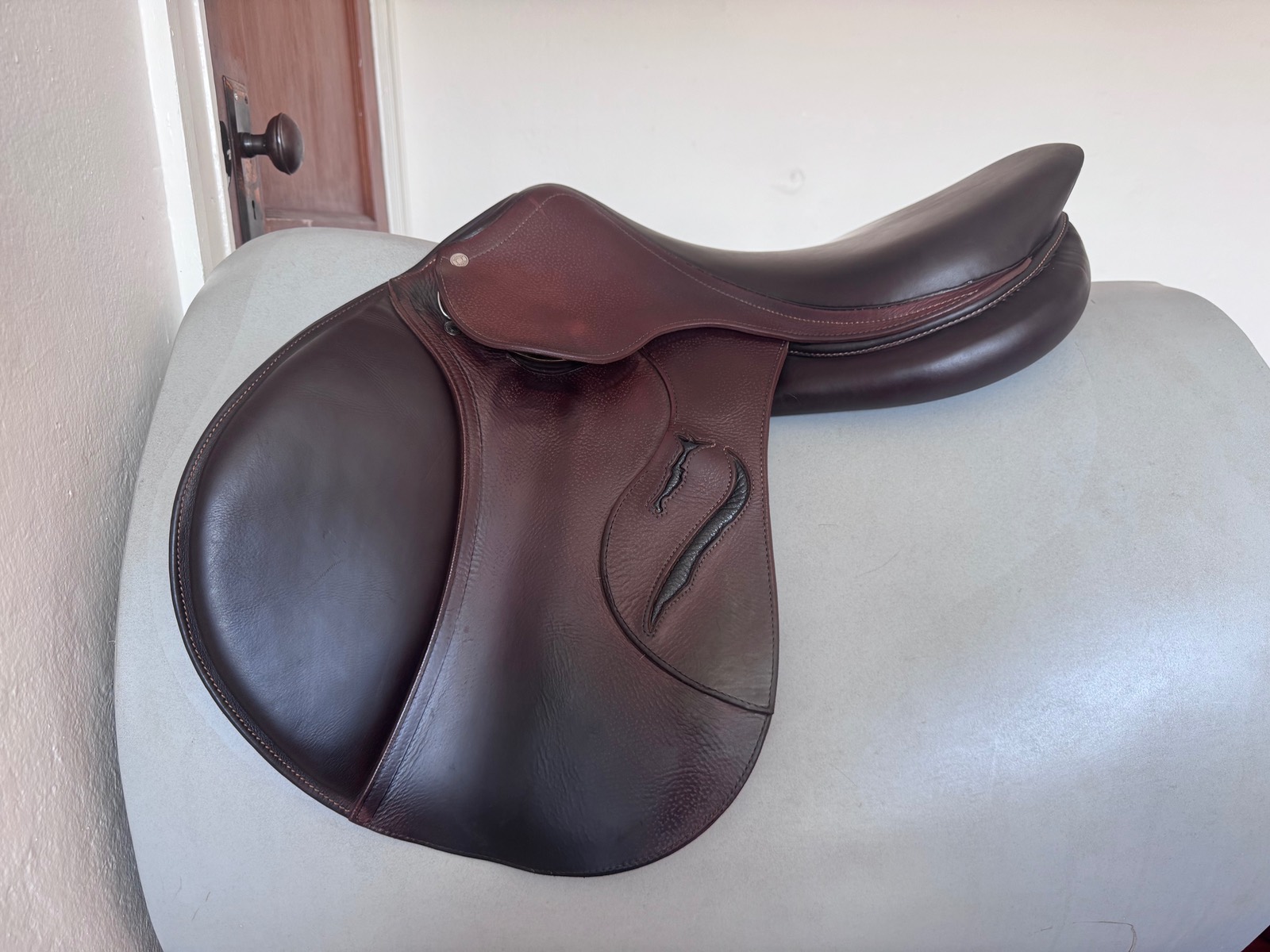 18" Antares Evolution Saddle - 2022 - 3AA - Grain / Buffalo - Excellent!
