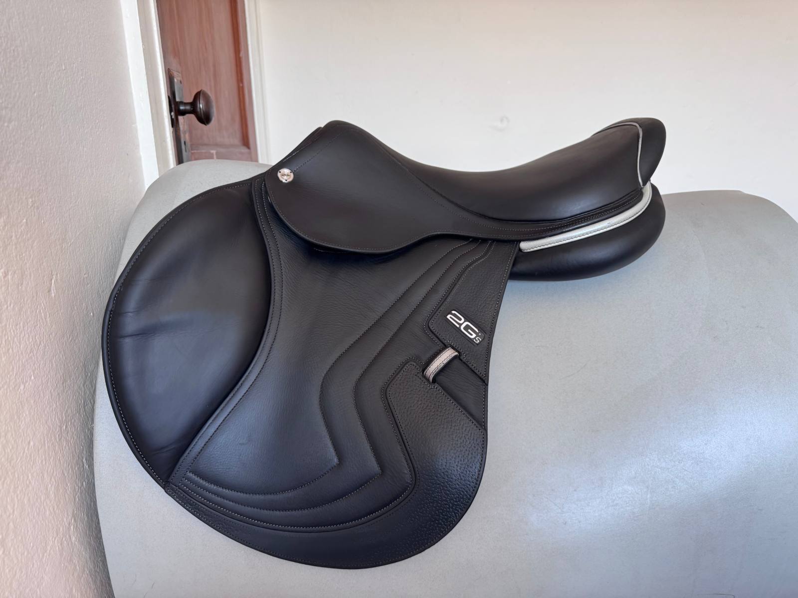 17.5" CWD SE25 2Gs Saddle - Black / Grey Piping - 2C - Buffalo - MINT!