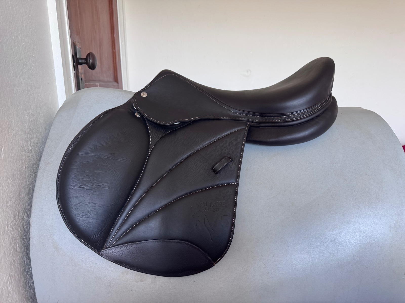 18" Voltaire Blue Infinite PRO Saddle - 2020 - 2A - Full Buffalo - MINT!