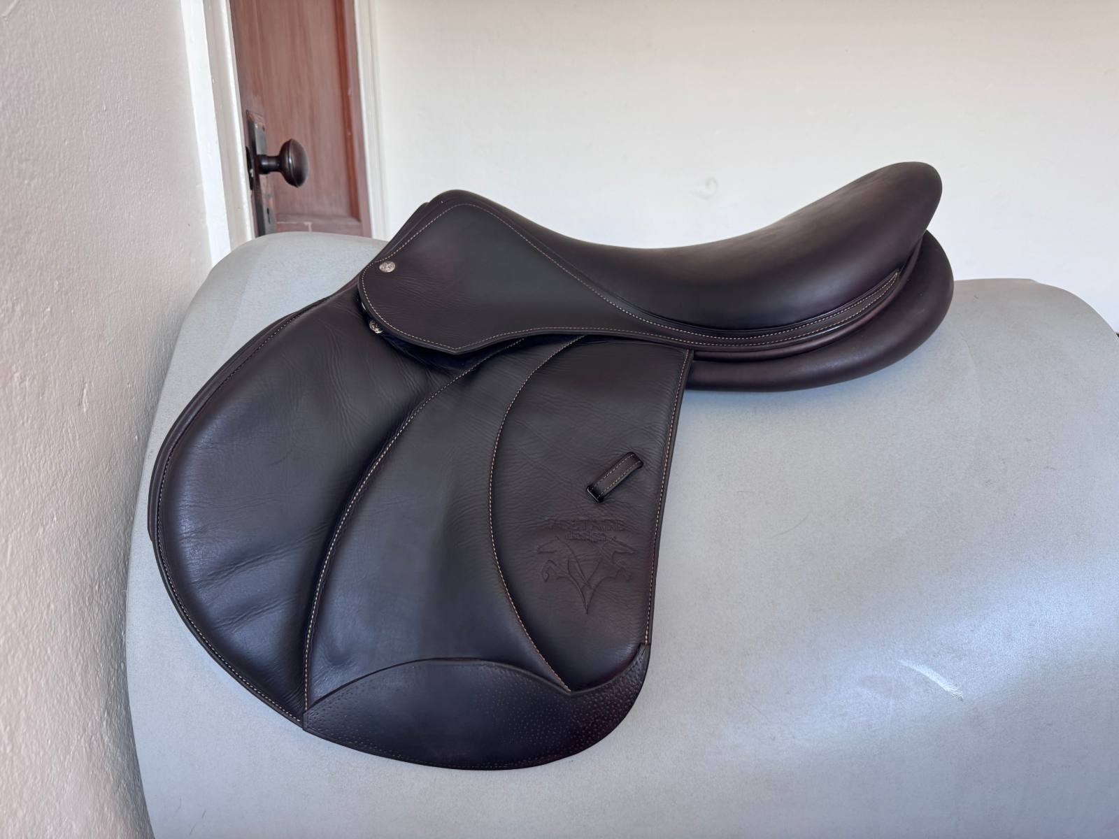 18.5" Voltaire Palm Beach PRO Saddle - 2018 - 2AR - Full Buffalo - MINT!