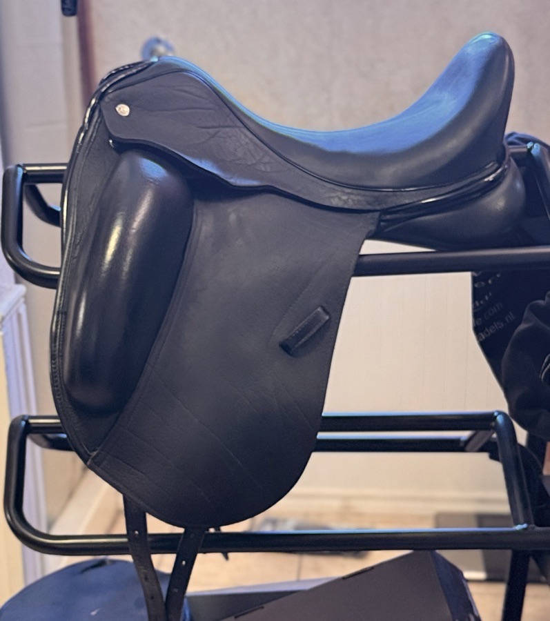 CUSTOM SADDLERY | 18" | 6" Tree Size | 2015
