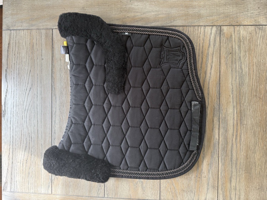 Mattes Black Saddle Pad with Genuine Sheepskin