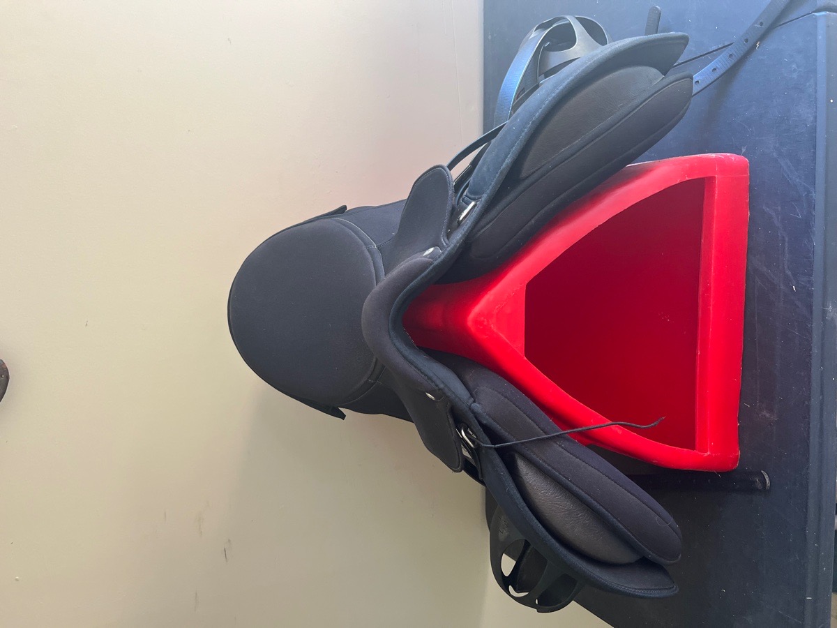 All purpose Wintec light 16” saddle