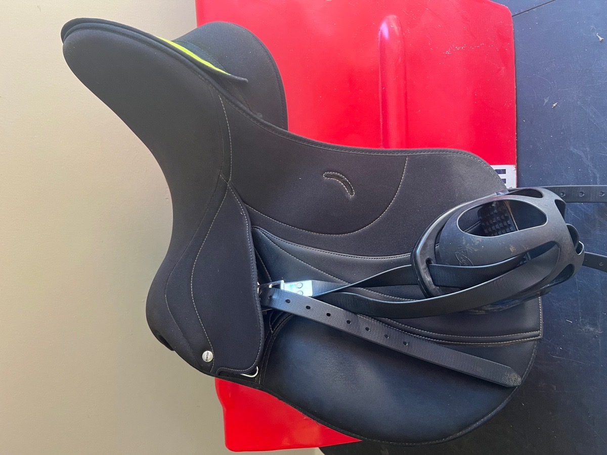 All purpose Wintec light 16” saddle