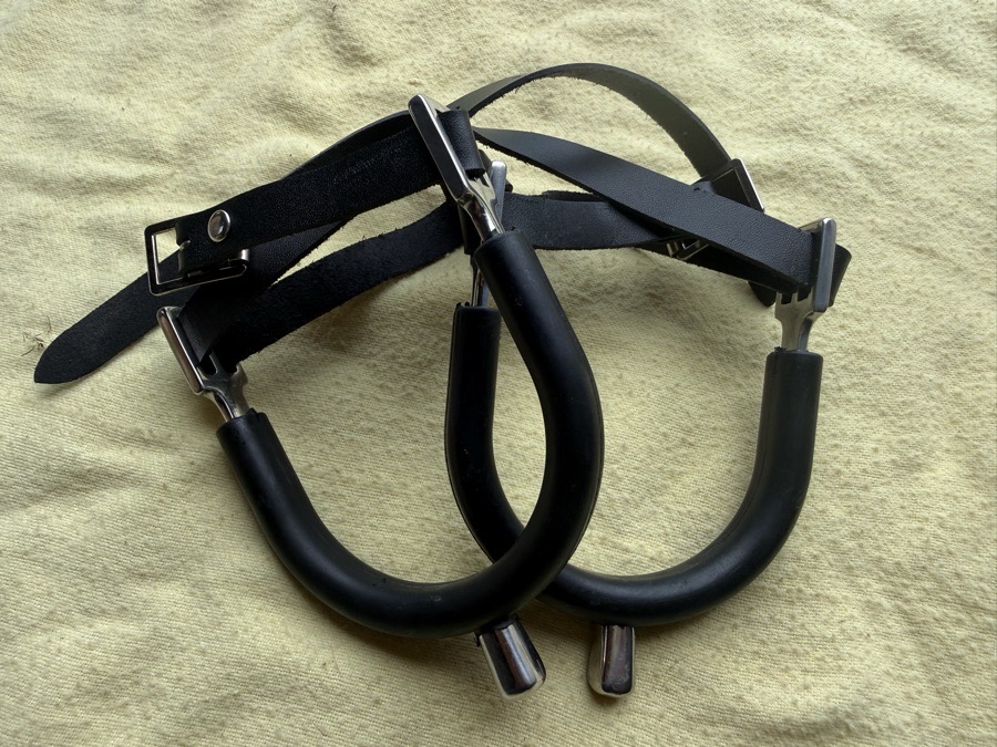 rubber coated spurs with straps
