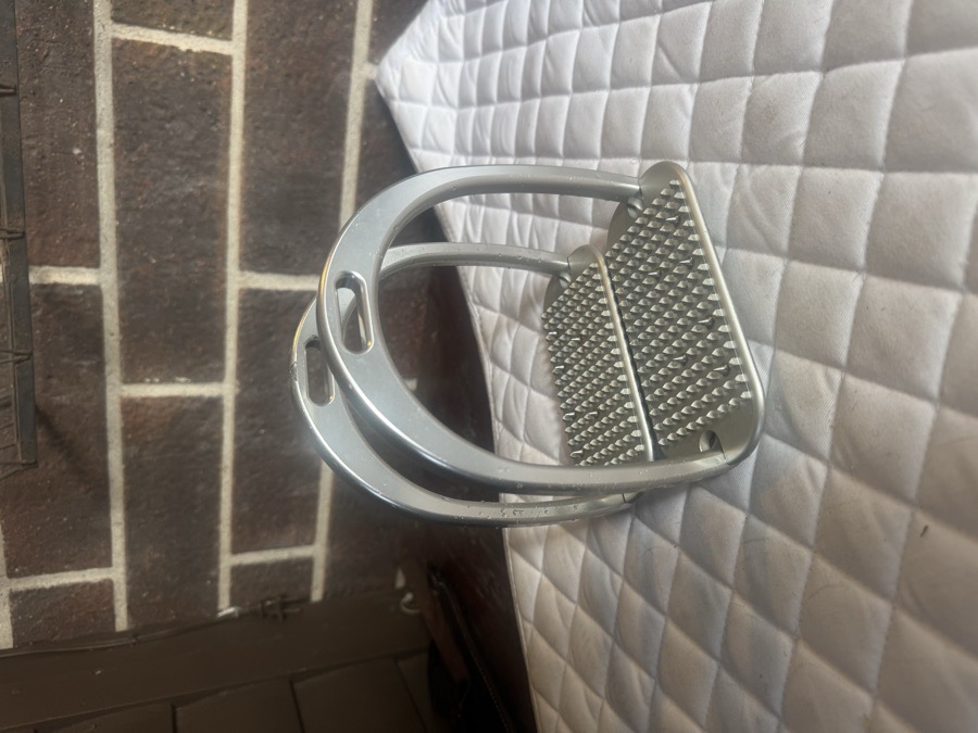 Alpha Jump Flat w Spikes Adult 