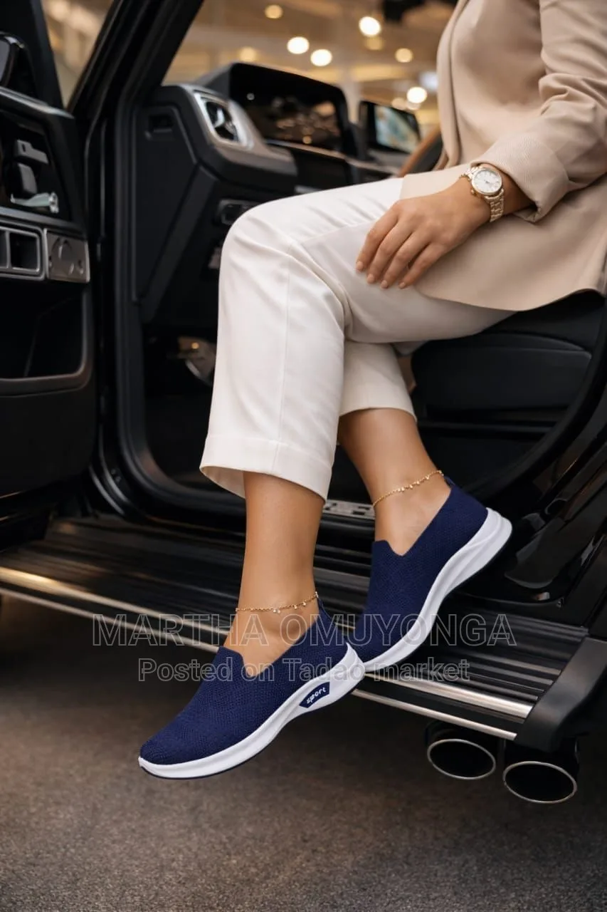 Flat sports shoes for sale 2