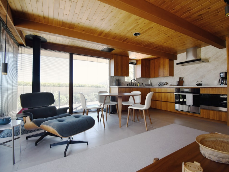 A midcentury modern small guesthouse in Palm Springs