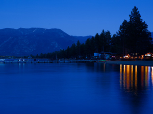 lake-tahoe-Dining lodge by the lake