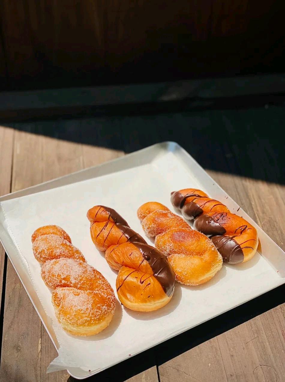 Honey Bunch Bakery xin ra mắt chiếc bánh #Donuts thượng hạng với sự sáng tạo không ngừng kèm với đam mê muốn cung cấp loại bột được làm thủ công  tinh xảo nhất