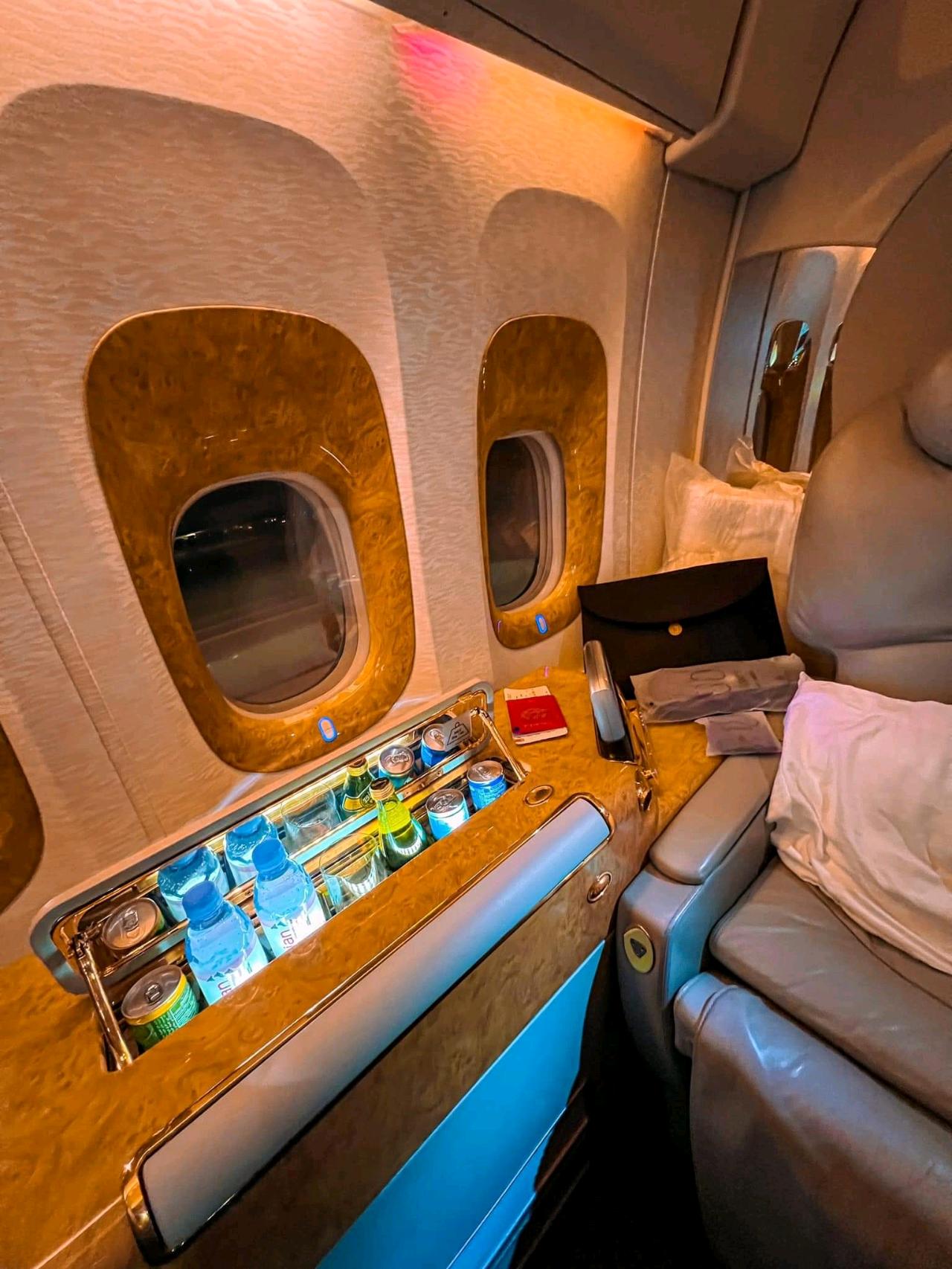 Emirates First Class B777 Malaysia to USA First class: 8 Private Suites / Business class: 42 angle flat seats / Economy class: 310 seats Bag: 32kg x 2pc + 7kg x